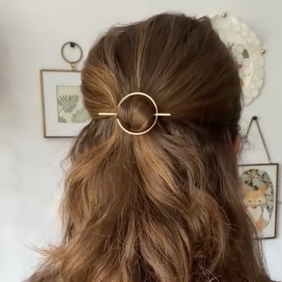 SHEIN Accessories - {SHEIN} 1pc Minimalist Golden Hair Accessory